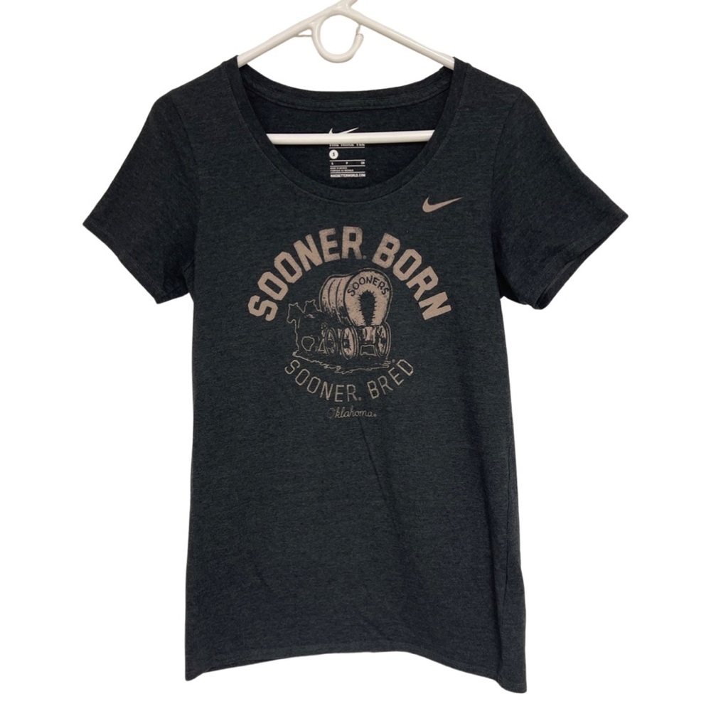Nike NCAA Oklahoma “Sooner Born Sooner Bred” Scoop Neck Tee Women’s Small Gray